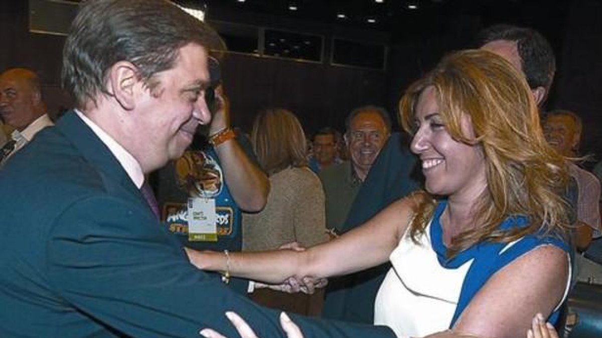 Susana Díaz y Luis Planas se saludan el martes en Sevilla.-EFE