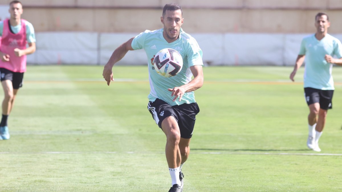 El exjugador del Burgos Álvaro Rodríguez persigue un balón durante un entrenamiento con el Albacete. TWITTER / @ALBACETEBPSAD