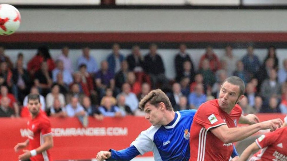 Cervero fue el autor de los dos goles ante el Caudal de Mieres.-ALFONSO G. MARDONES
