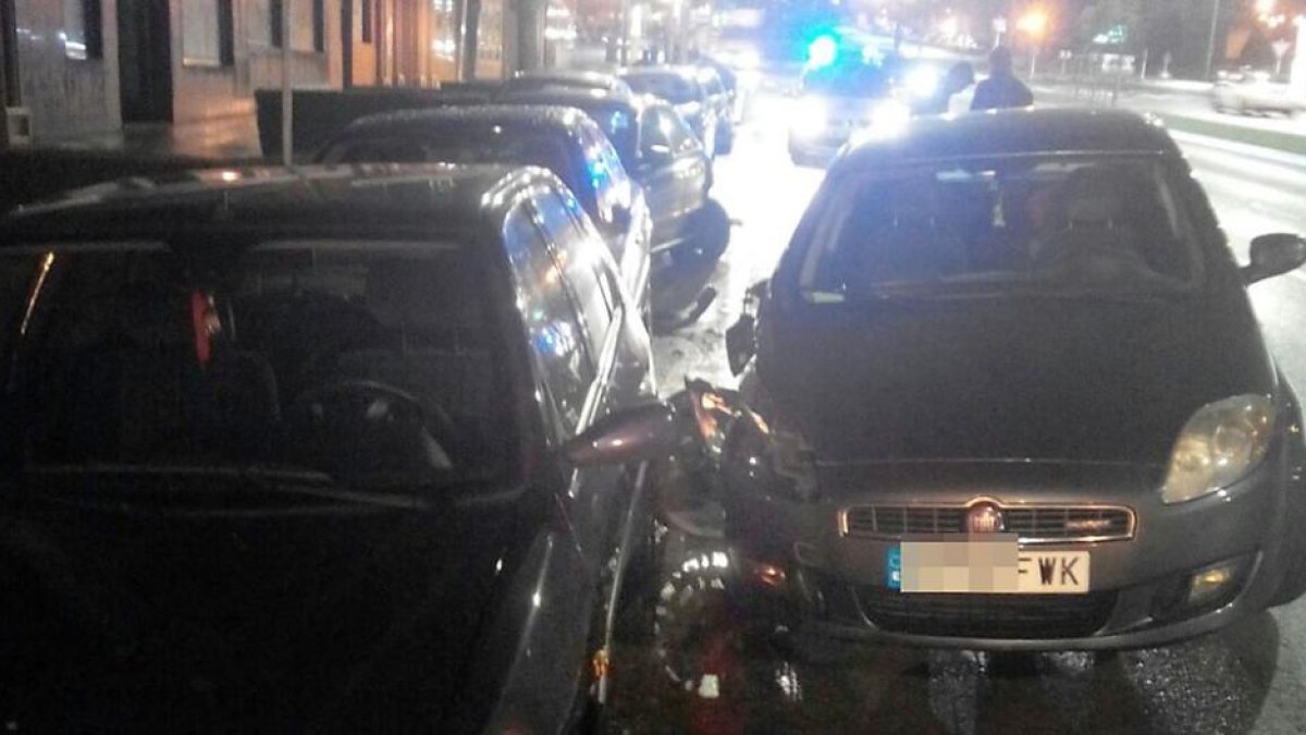 Imagen del vehículo que chocó contra otros aparcados.-POLICÍA LOCAL