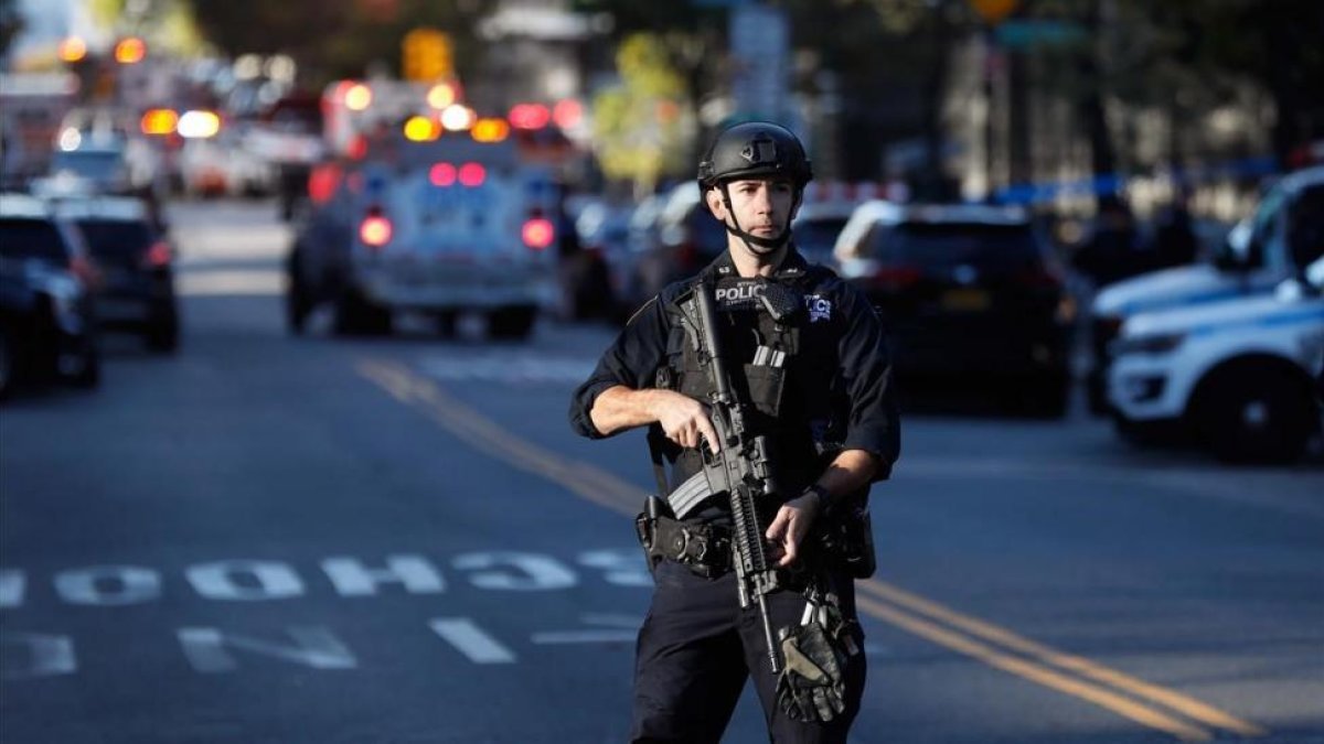 La policía bloquea una calle tras el tiroteo en Nueva York.-REUTERS / SHANNON STAPLETON