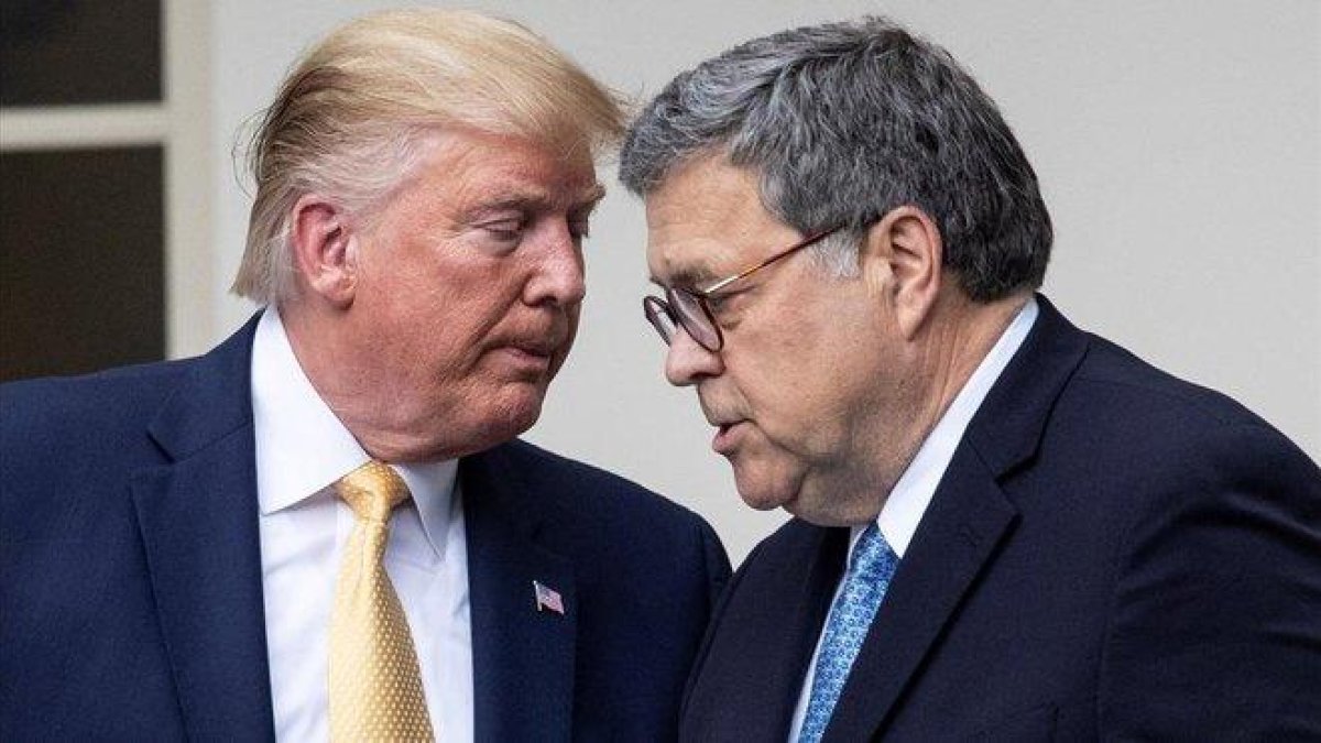 Donald Trump y el fiscal general de EEUU, William Barr, durante un acto en la Casa Blanca el pasado 11 de julio.-EFE / MICHAEL REYNOLDS
