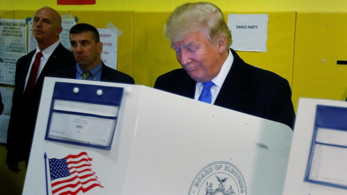 Donald Trump vota en la jornada electoral.-CARLO ALLEGRI / REUTERS