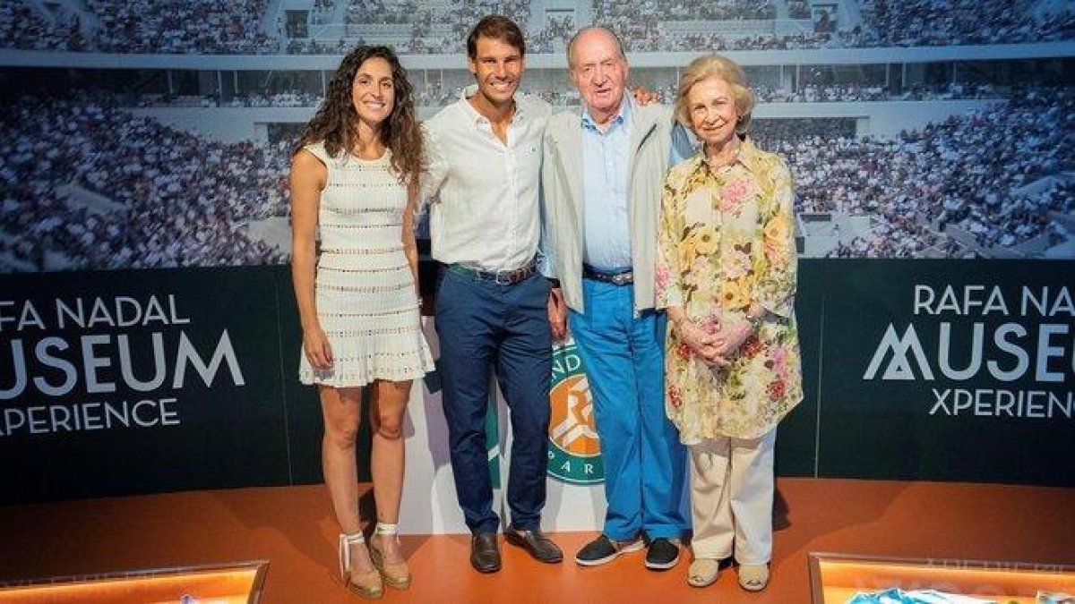 Xisca Perello, Rafael Nada, Juan Carlos y Sofía, el viernes en Mallorca.-EFE