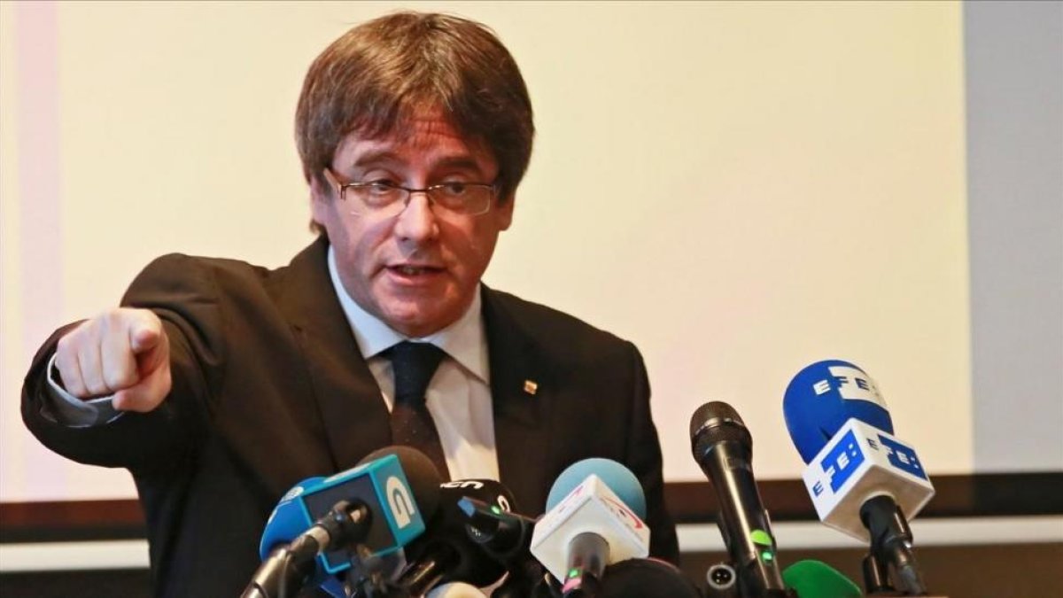Carles Puigdemont, en una rueda de prensa-OLIVIER HOSLET (EFE)