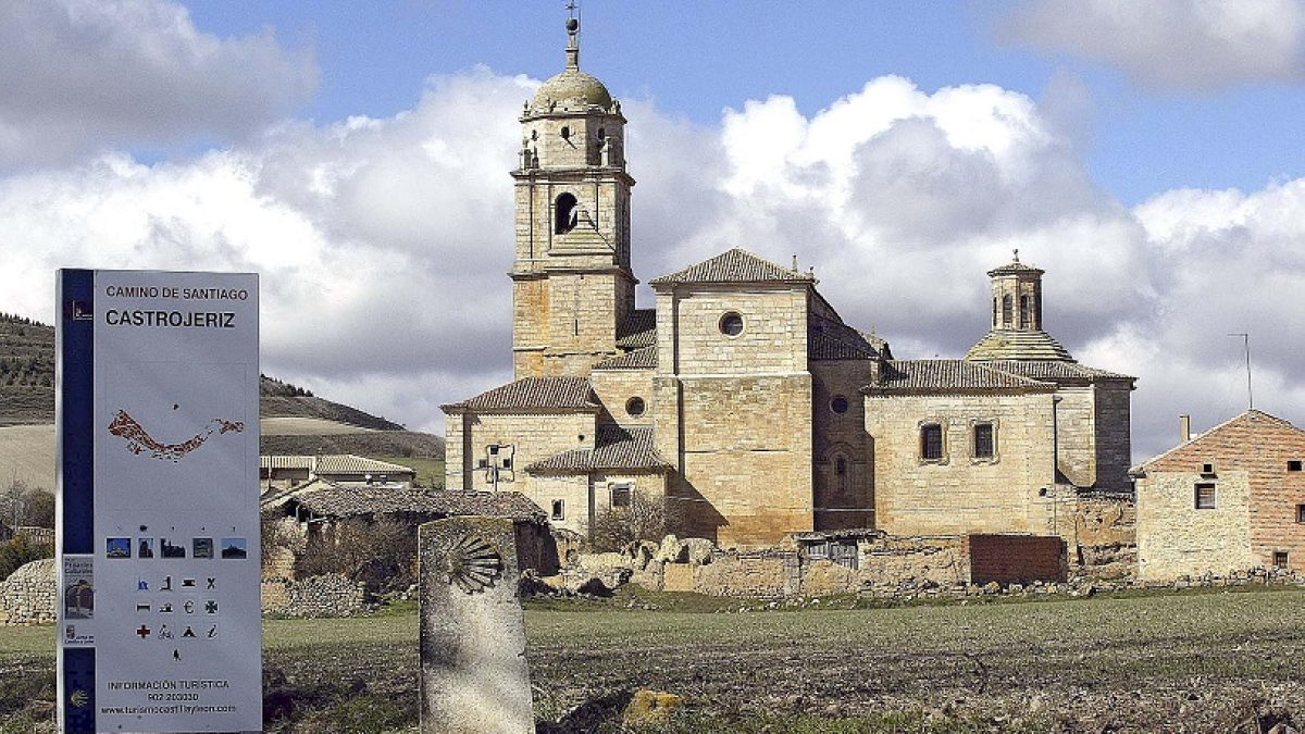 La iglesia de Santa María del Manzano de Castrojeriz es Bien de Interés Cultural desde 1974 y es muy conocida por los peregrinos que la visitan en su tránsito por el cercano Camino de Santiago. / SANTI OTERO