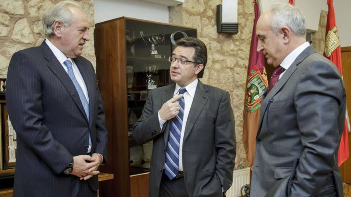 Pedro Ballvé, Alfonso Murillo y Jesús Rodríguez, responsable técnico del grupo.-SANTI OTERO