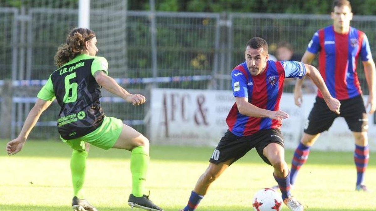 Asier Goti se deshace de un rival en el choque ante el Izarra.-MUNDODEPORTIVO/JUAN ECHEVERRIA