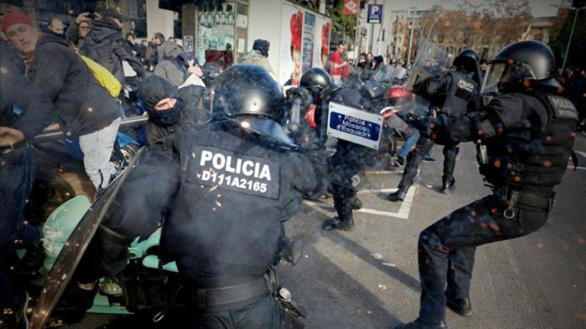 Cargas policiales de los Mossos en Drassanes.-FERRAN NADEU