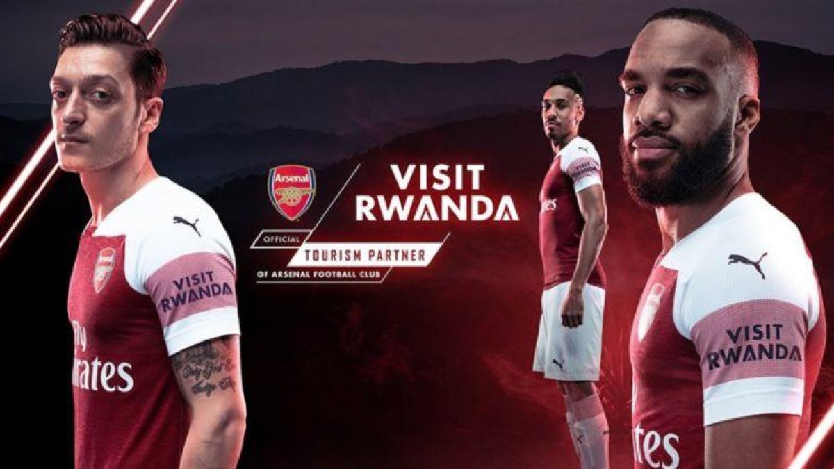 Nueva equipación del Arsenal con el logo Visit Ruanda en la manga.-EL PERIÓDICO