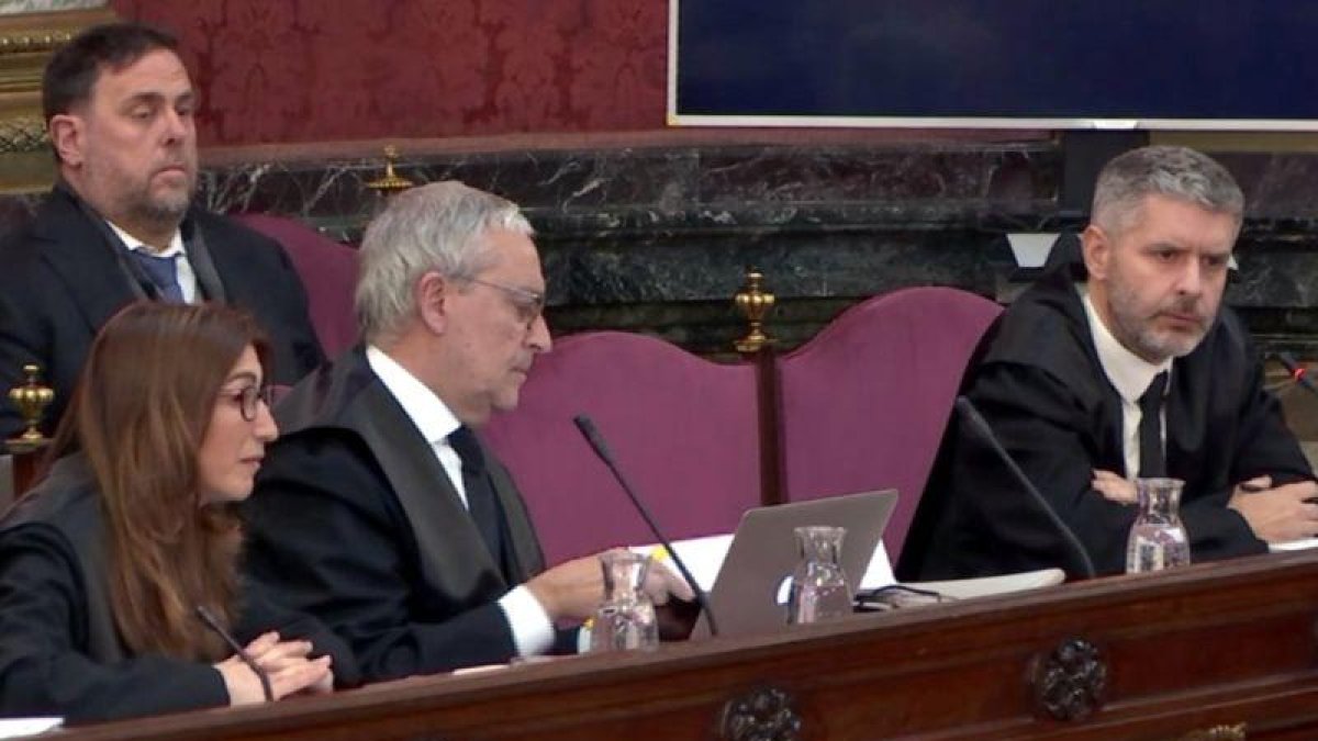 Junqueras sentado con su defensa.-ACN