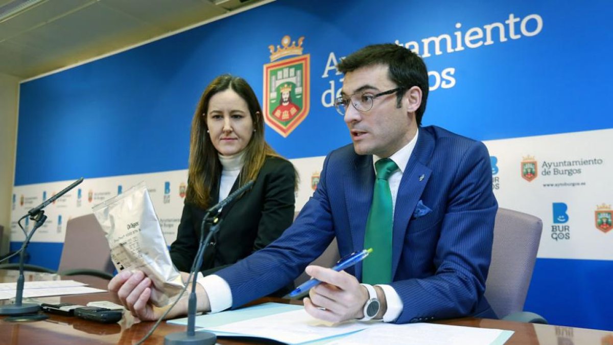 Raúl Sierra muestra el kit utilizado en el control antidrogas en presencia de Gema Conde.-RAÚL OCHOA