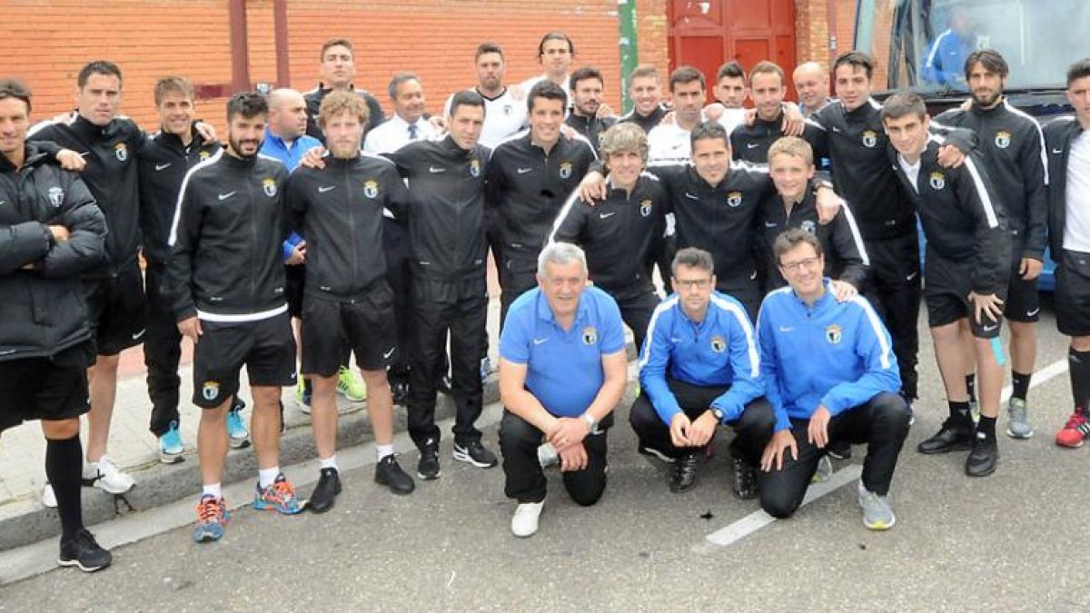 La expedición del Burgos CF antes de partir hacia tierras gallegas.-ISRAEL L. MURILLO