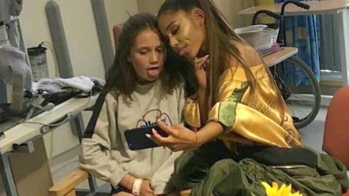 Ariana Grande, junto a una de las heridas en el atentado, durante la visita al hospital.-INSTAGRAM