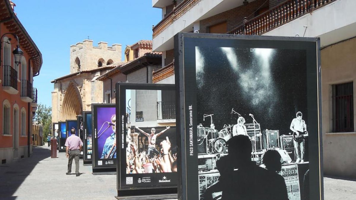 Una fotografía de Paco Santamaría de la primera edición en la plaza de toros en primer término da pie a una hilera de imágenes hasta el templo de San Juan.-