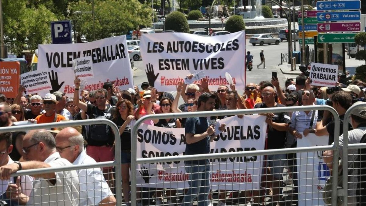 Autoescuelas catalanas y madrileñas se manifiestan frente al Congreso de los Diputados por la falta de examinadores de la DGT-DAVID CASTRO