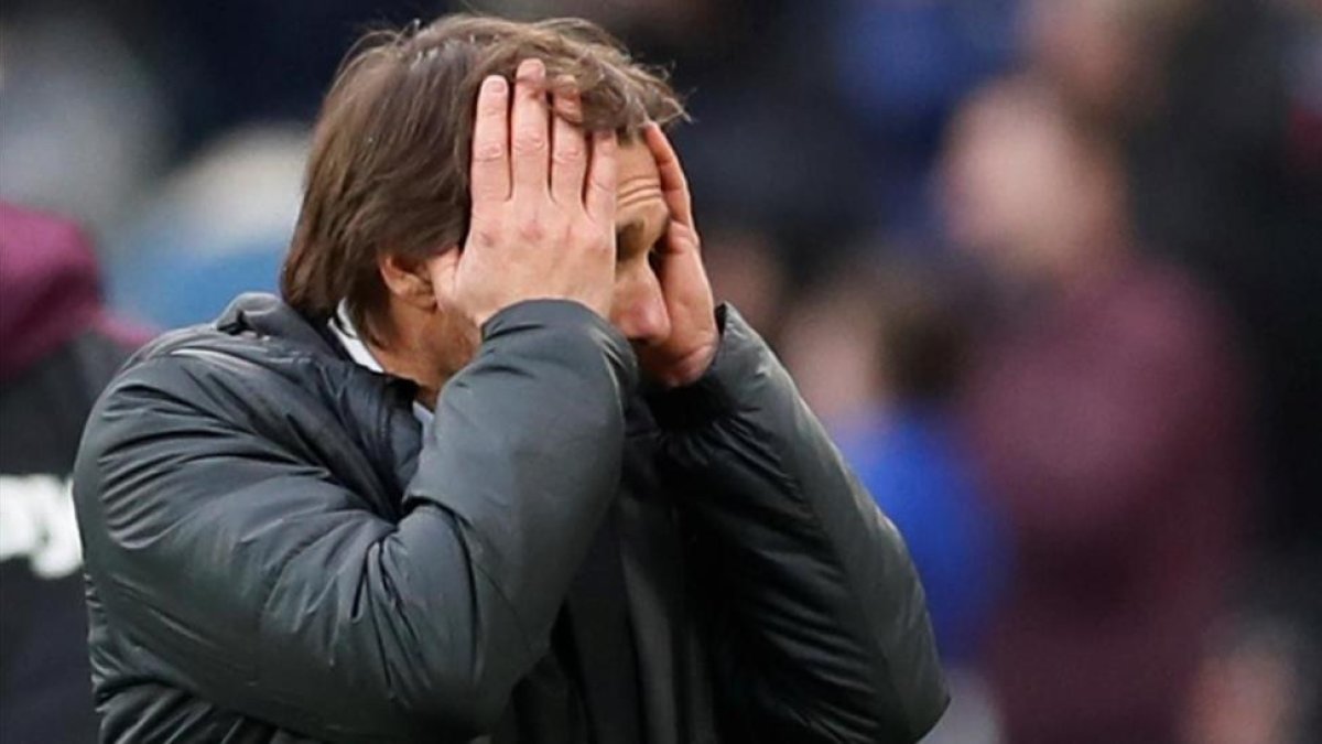Antonio Conte se lamenta en el partido disputado en Londres.-REUTERS / DAVID KLEIN