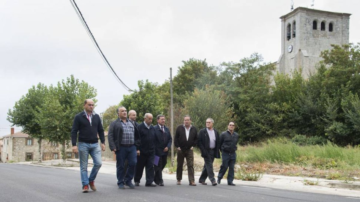 Rico (en el centro) tuvo ocasión de conocer ayer los trabajos de mejora de la carretera en la zona de Ubierna-ECB