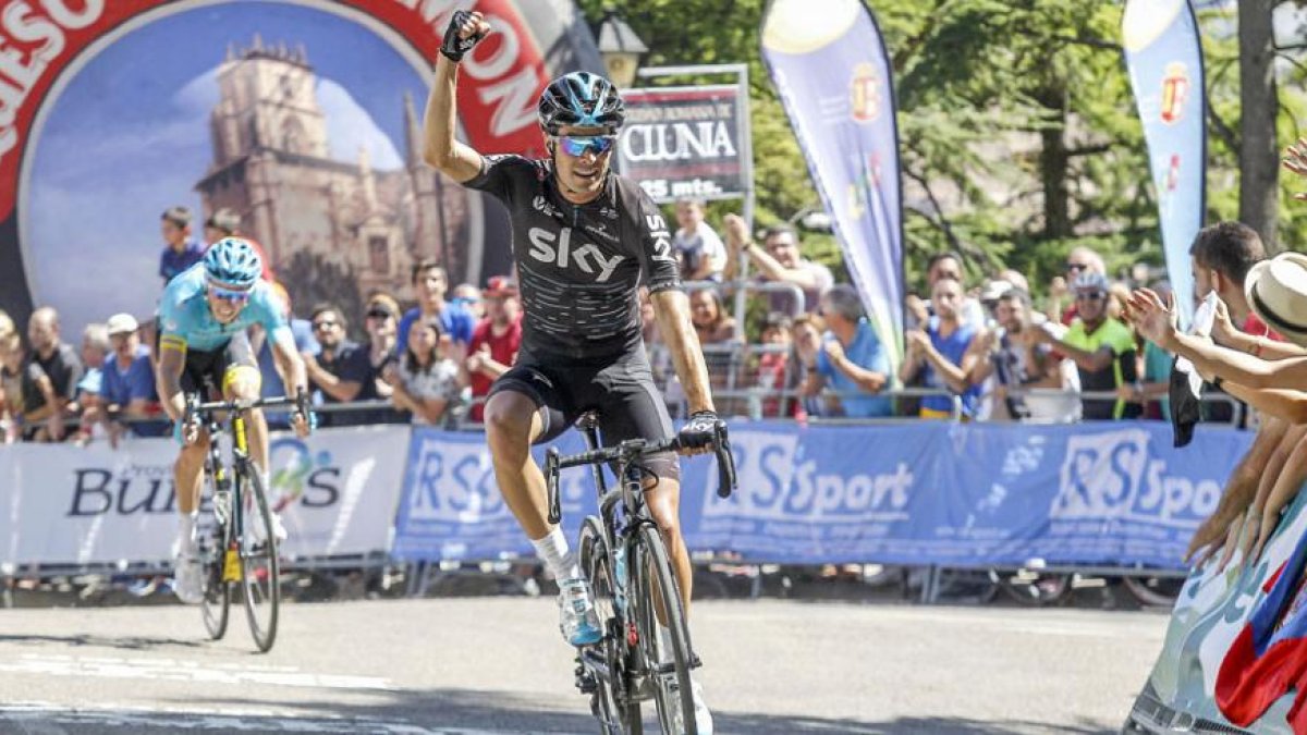 Mikel Landa celebra su triunfo en nla línea de meta con Chernetski unos metros por detrás.-SANTI OTERO