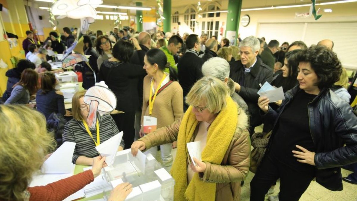 El civismo, el amarillo y una participación madrugadora protagonizan la mañana de las elecciones en una jornada atípica.-/ FERRAN NADEU (EL PERIÓDICO)