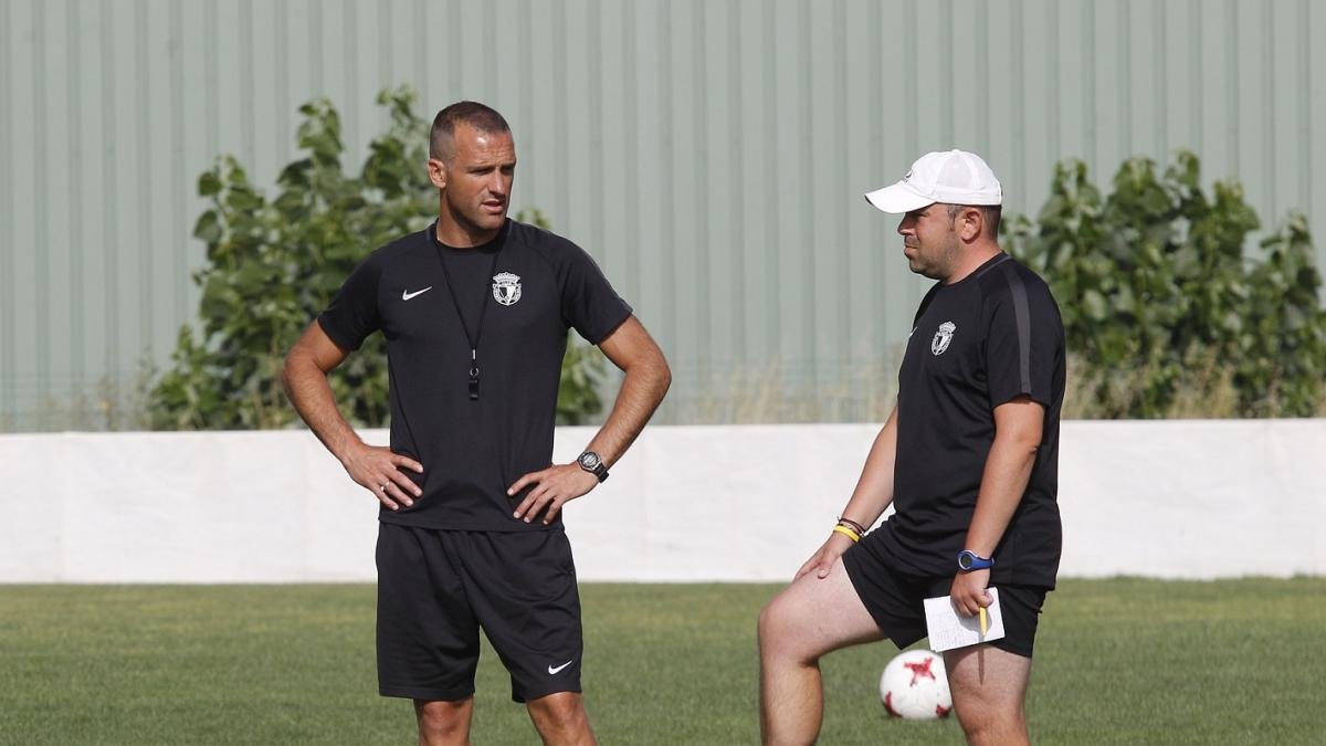 Mateo charla con Óscar Río durante un entrenamiento.-SANTI OTERO