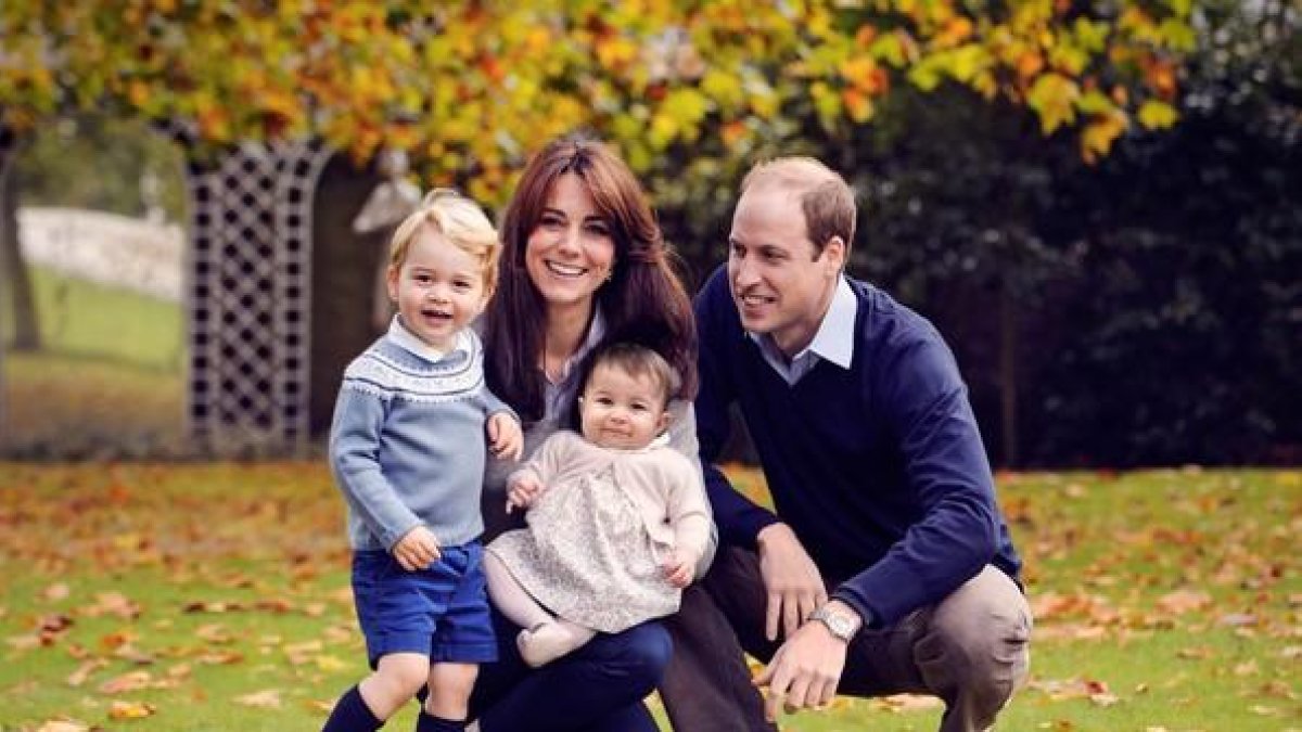 Imagen con la que los duques de Cambridge y sus hijos han felicitado la Navidad.-AFP / CHRIS JELF