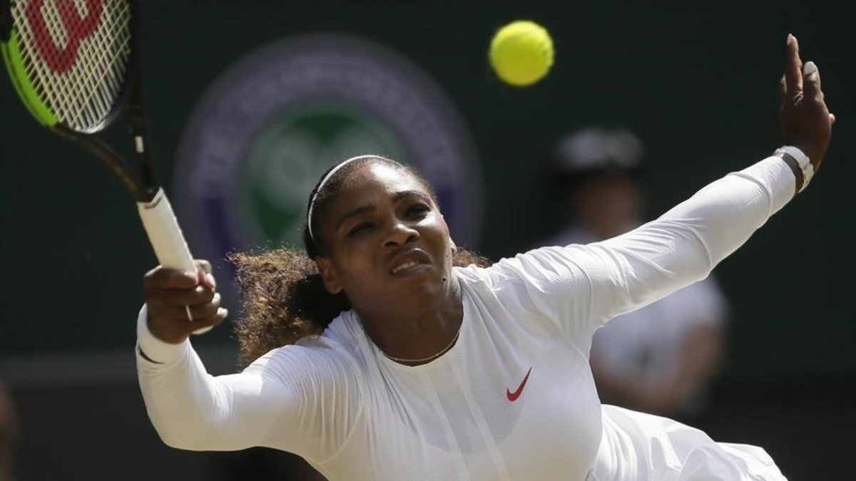 Serena Williams, durante su partido con Goerges en Wimbledon. /-AP / TIM IRELAND