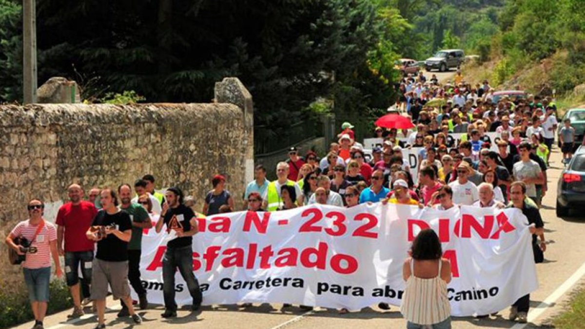 La manifestación para exigir el asfaltado de la N-232 el pasado mes de agosto reunió a medio millar de personas.-E. A.