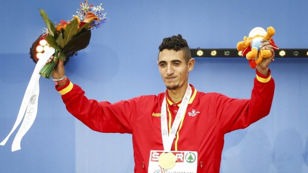 Ilias Fifa, en el podio de los campeonatos de Europa del 2016.-/ KOEN VAN WEEL (AFP)