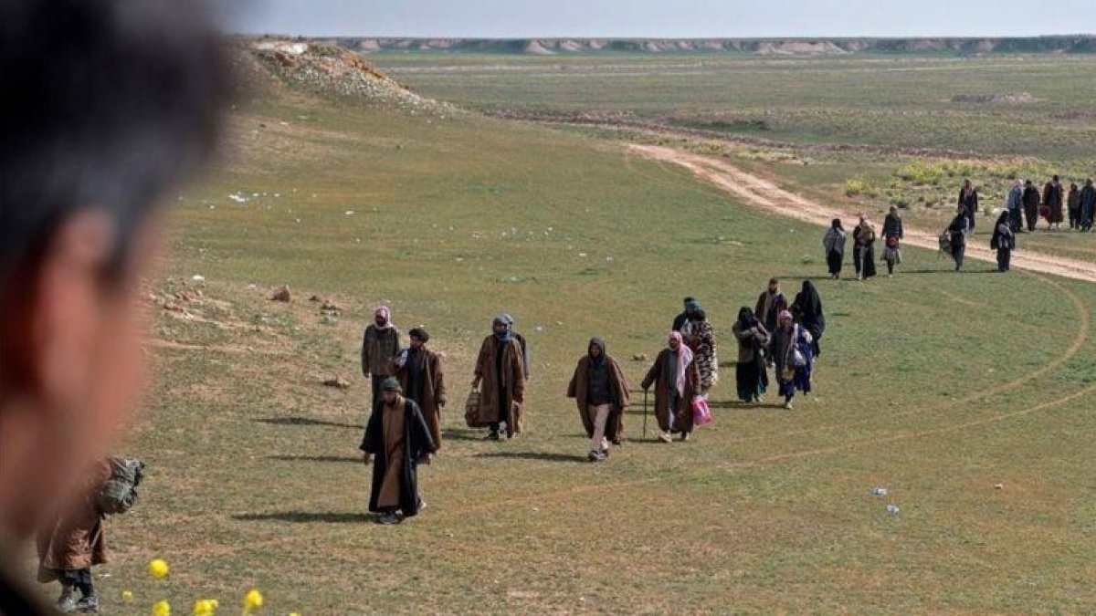 Combatientes del Estado Islámico y sus familias abandonan el feudo de Baghouz.-FADEL SENNA / AFP