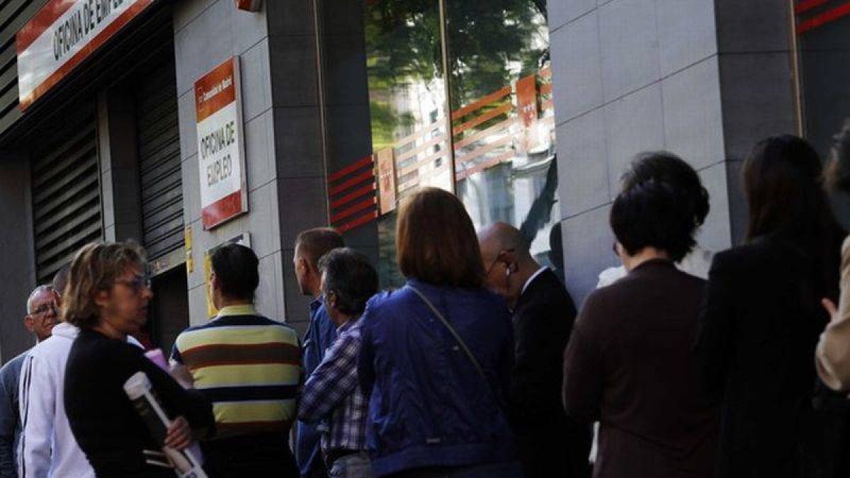 Un grupo de ciudadanos esperan ante una oficina de empleo en Madrid, el pasado mayo.-Foto: AGUSTÍN CATALÁN