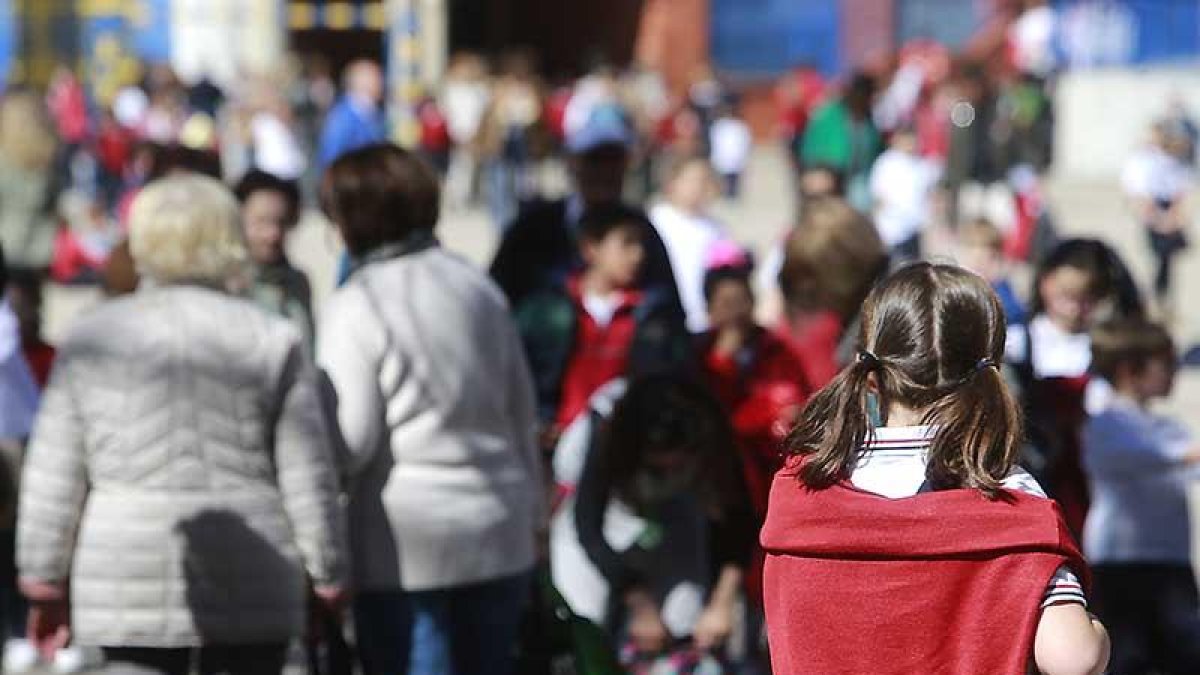 Un grupo de padres y niños,ayer a la salida del colegio de La Salle.-R. OCHOA