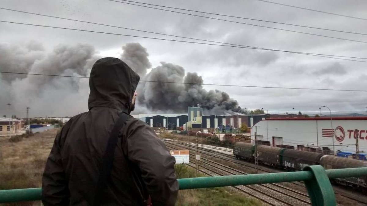 La nube de humo lleva dirección Villafría.-ECB