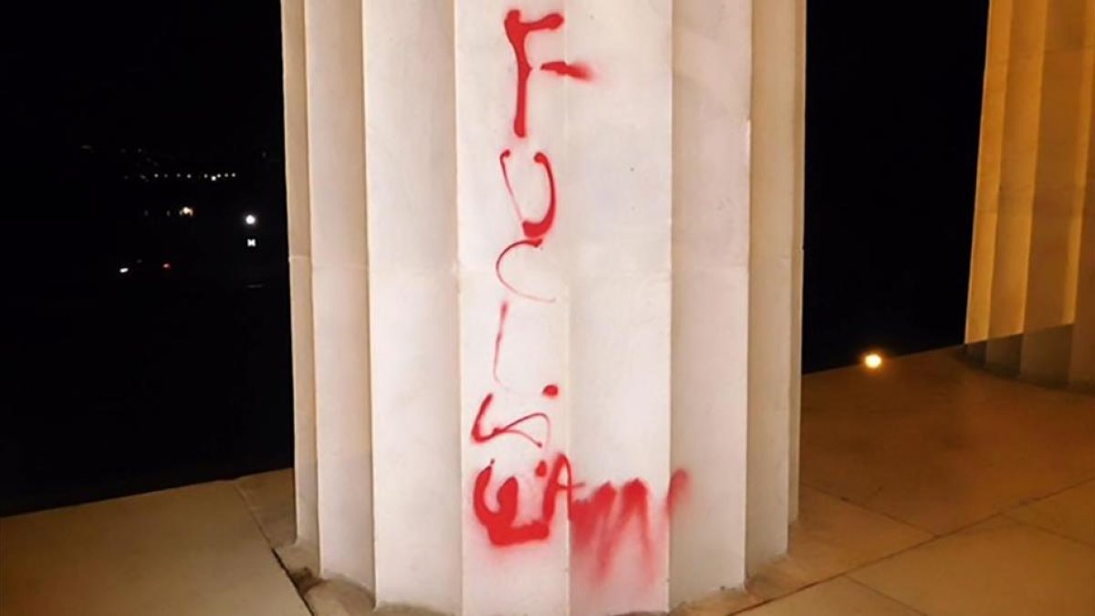 Pintada en la que se adivina la frase 'Fuck law'-US PARK POLICE