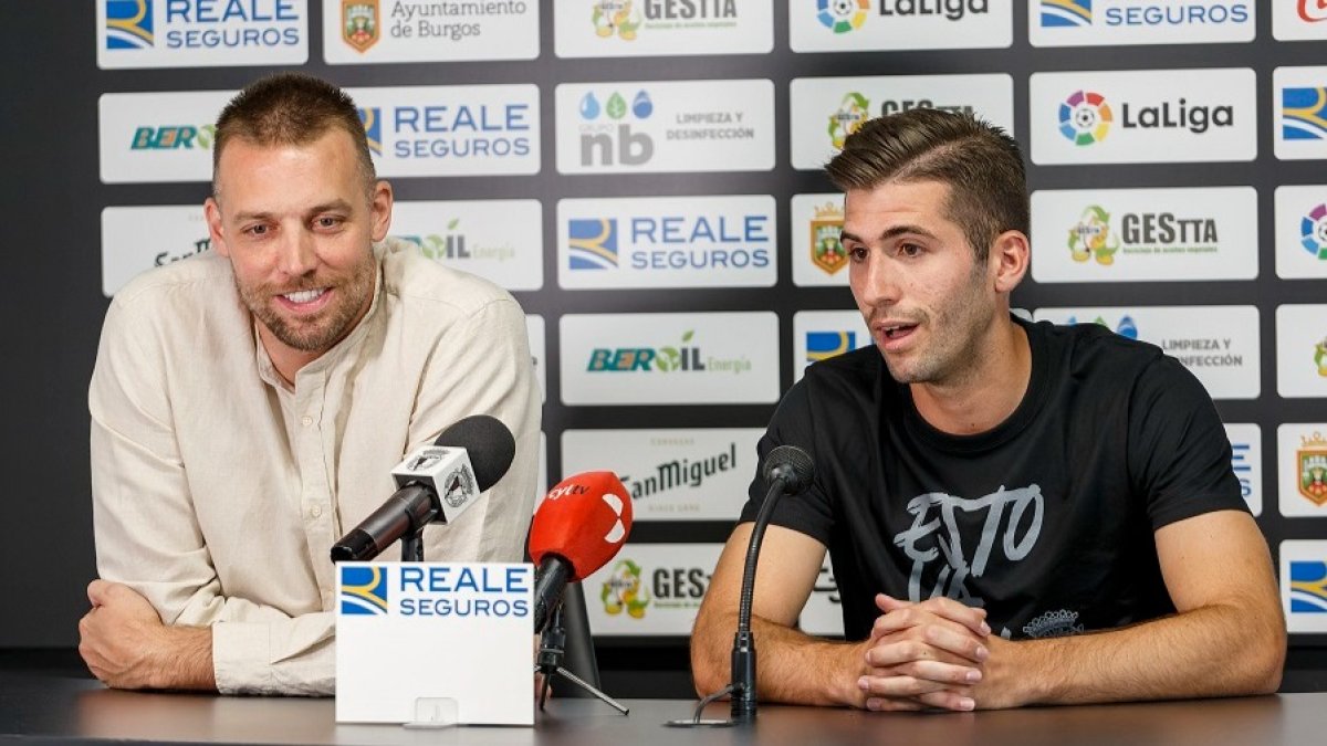 El director deportivo del Burgos, Michu, con el recién incorporado Jesús Areso. SANTI OTERO