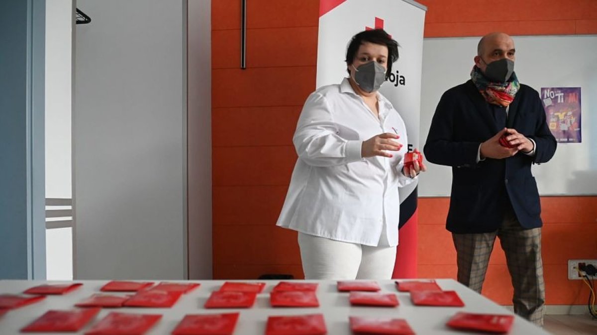 Elena Abajo (Cruz Roja) y Fernando de la Varga (Confederación de Hostelería) presentan la campaña 'No es por ti, es por mí' en la que se repartirán 10.000 preservativos en Castilla y León. ECB