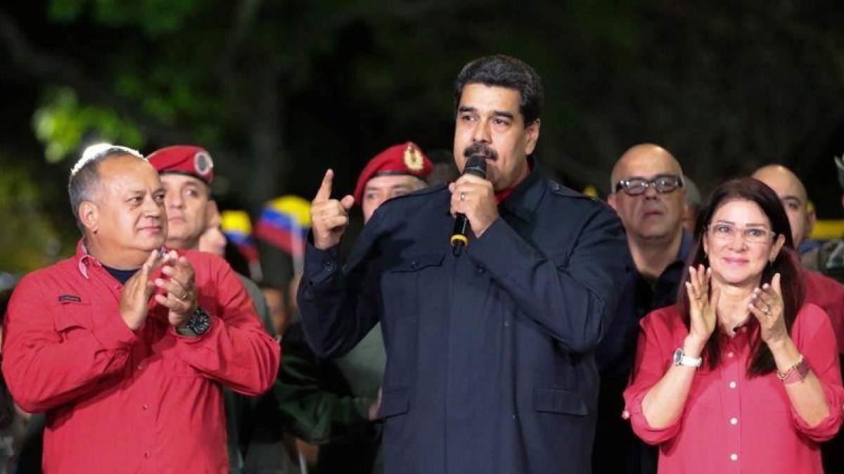 Maduro se dirige a sus seguidores tras anunciar la victoria en las elecciones a gobernadores.-REUTERS