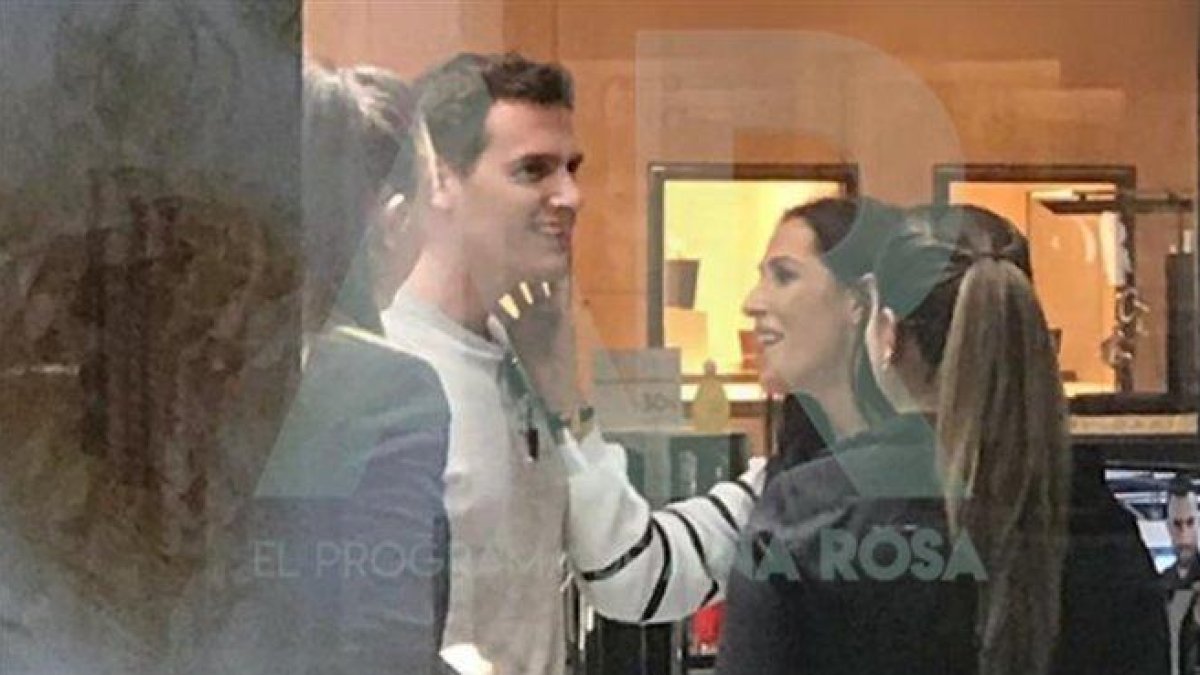 Albert Rivera y Malú, en un centro comercial.-TELE 5