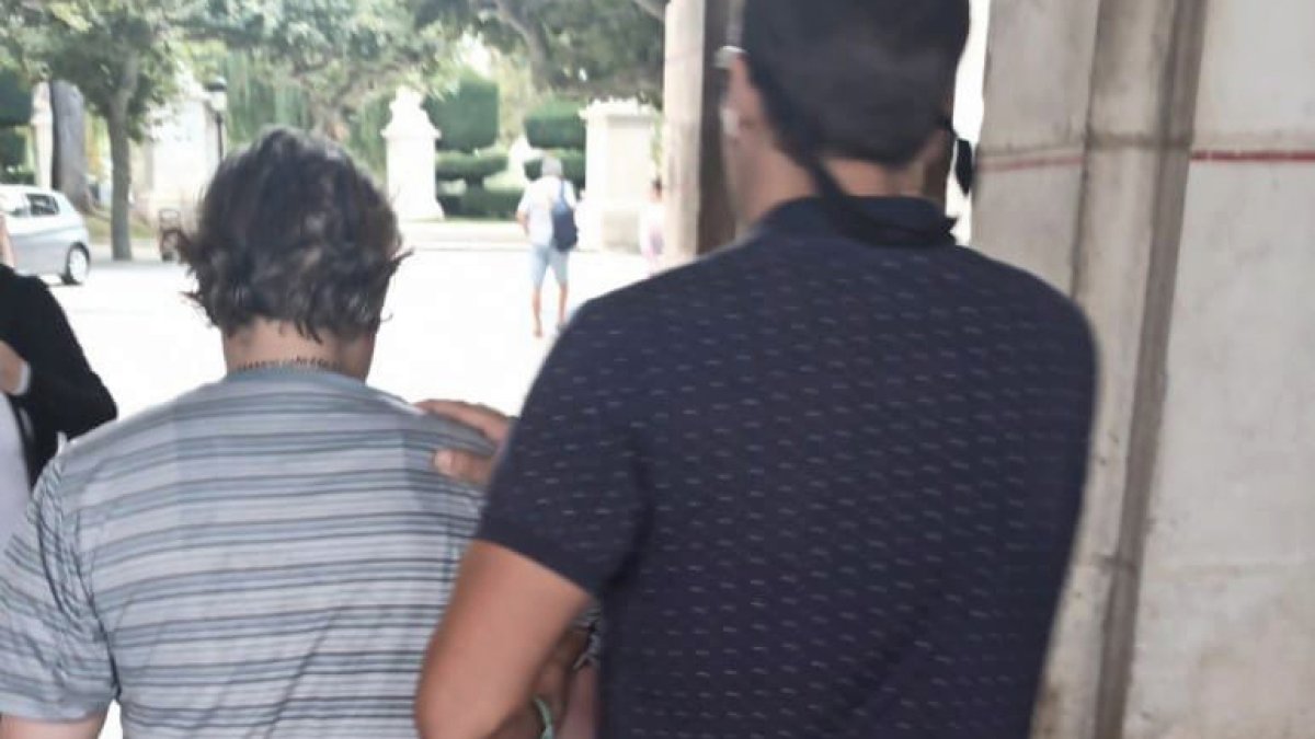 Imagen de la detención del autor de las puñaladas en el parque Doctor Vara. POLICÍA NACIONAL
