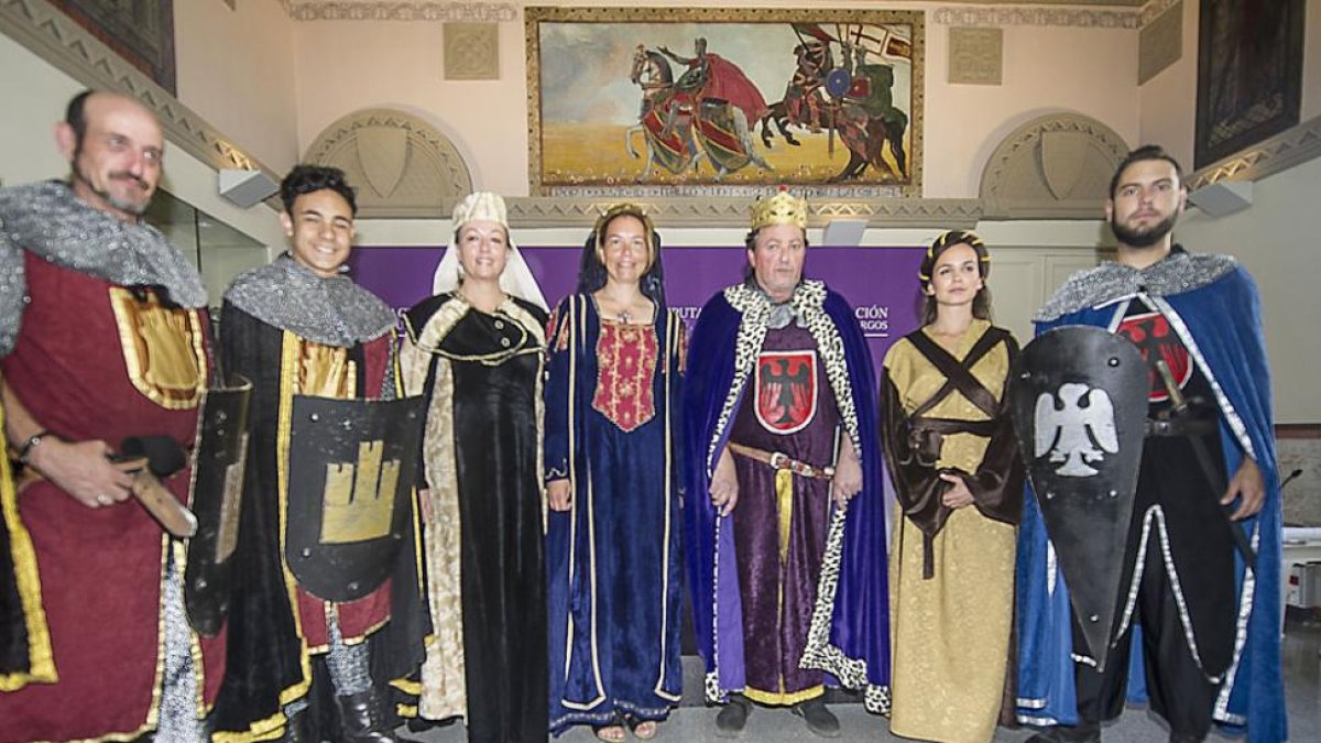 La alcaldesa y la presidenta de la asociación junto a algunos de los 200 actores que intervienen en la obra.-I. L.M.