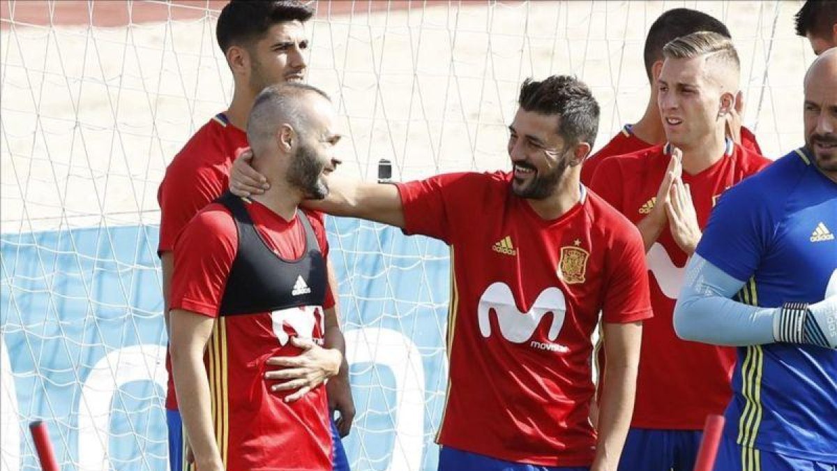Villa e Iniesta, con Asensio y Deulofeu detrás, durante el primer entrenamiento de la selección.-JUAN CARLOS HIIDALGO / EFE
