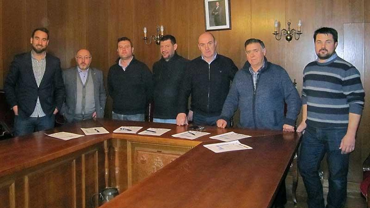 La firma de los siete contratos tuvo lugar el viernes en la localidad ribereña de Gumiel de Izán.-ADRI RIBERA