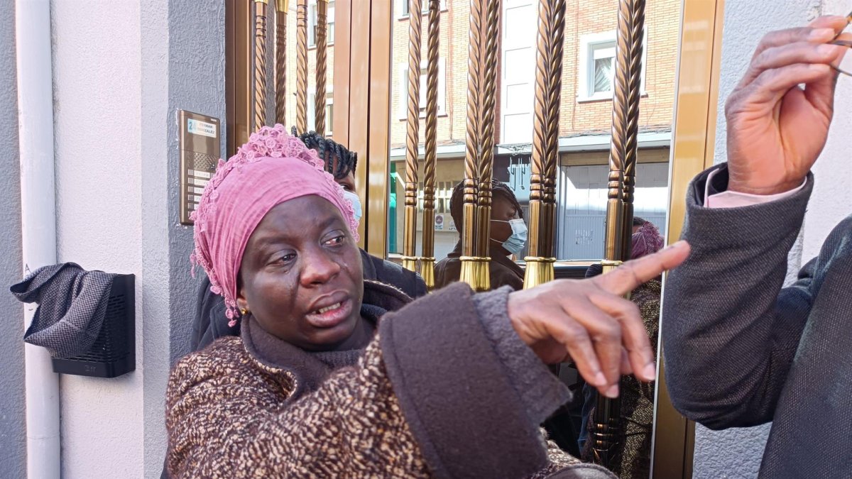Rose Obuadey, esposa de Apaanah Pelungo, visiblemente consternada por la trágica muerte de su marido. EUROPA PRESS