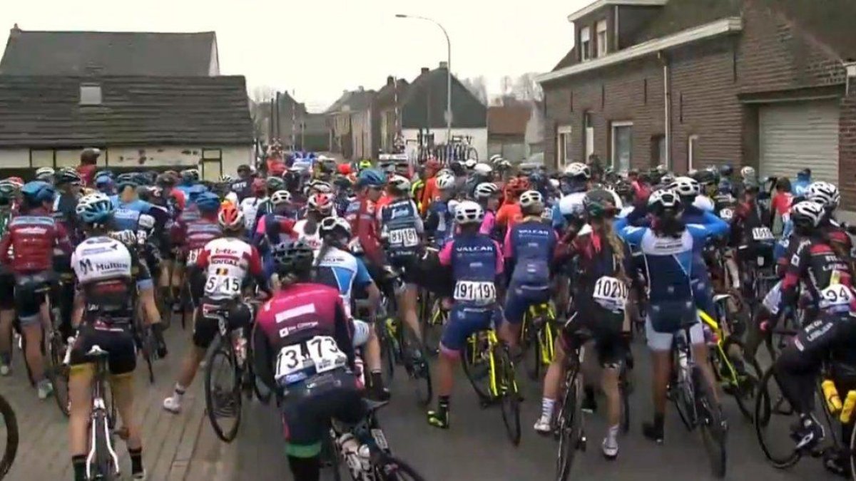 El pelotón femenino durante la neutralización.-MOVISTAR TEAM