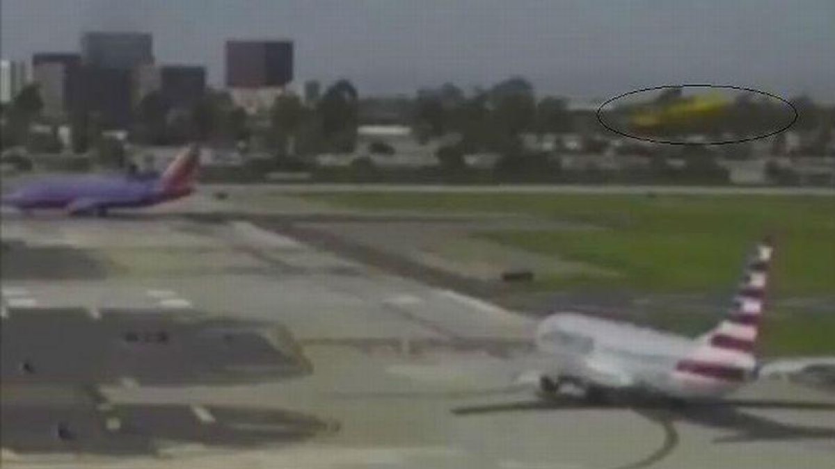 La avioneta de Harrison Ford (amarilla), atraviesa el plano de derecha a izquierda cruzándose en el camino del Boeing-YOUTUBE / JOHN WAYNE AIRPORT