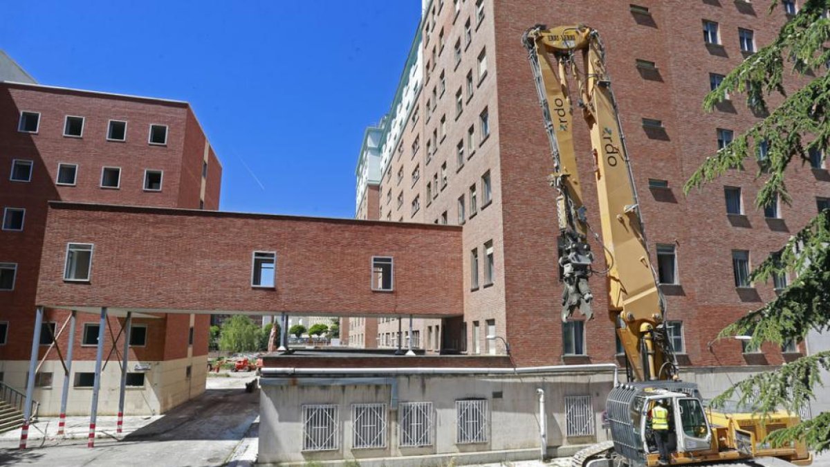 La grúa ya está demoliendo el módulo de Enfermería.-RAÚL OCHOA