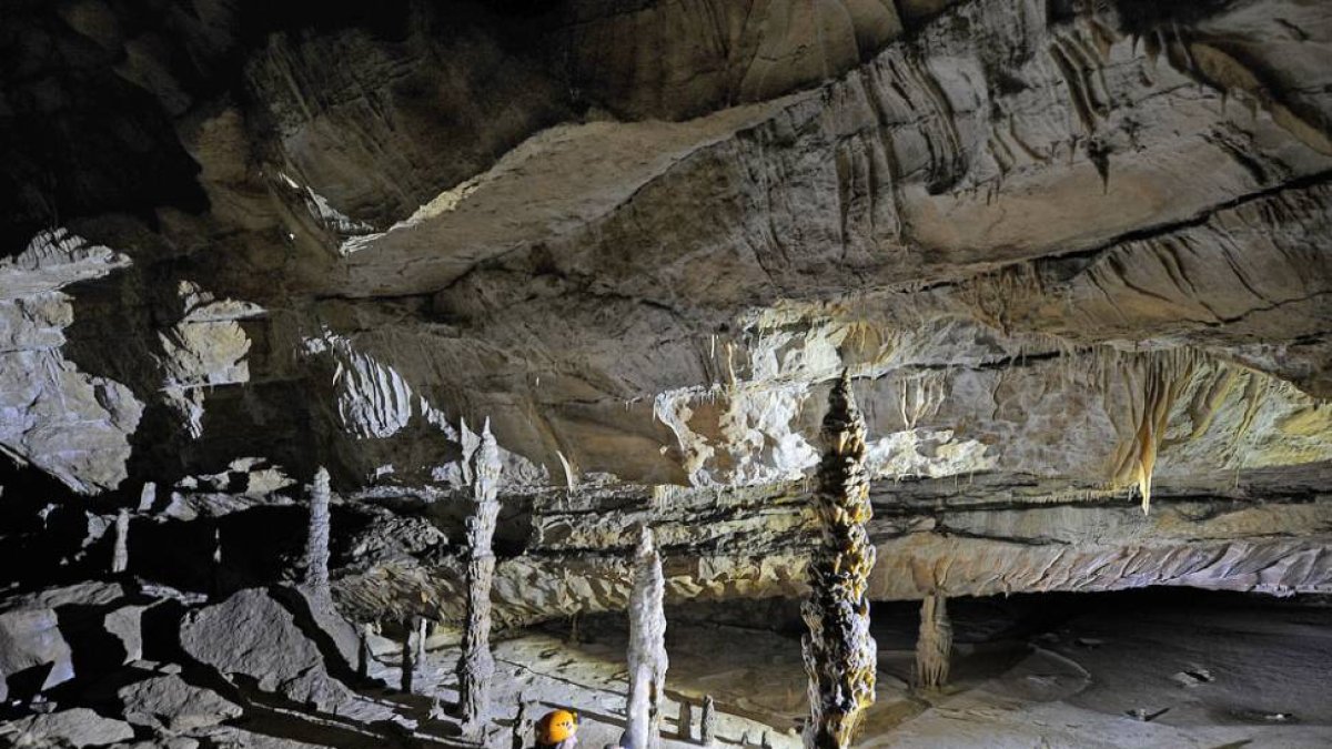 Impresionante conjunto de estalactitas y estalagmitas del karst.-ISRAEL L. MURILLO