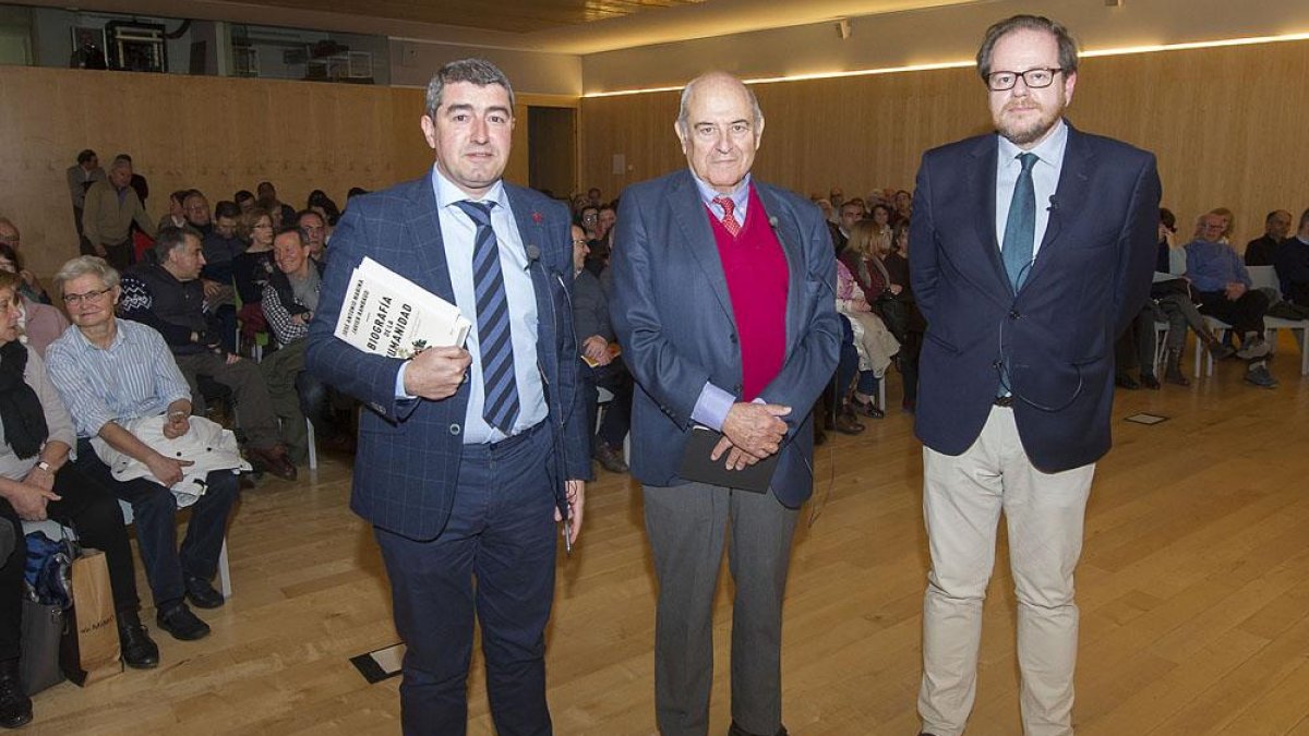 El director de El Mundo de Castilla y León, Pablo Lago, junto a José Antonio Marina y Javier Rambaud, ayer, en el Museo de la Evolución.-ISRAEL L. MURILLO