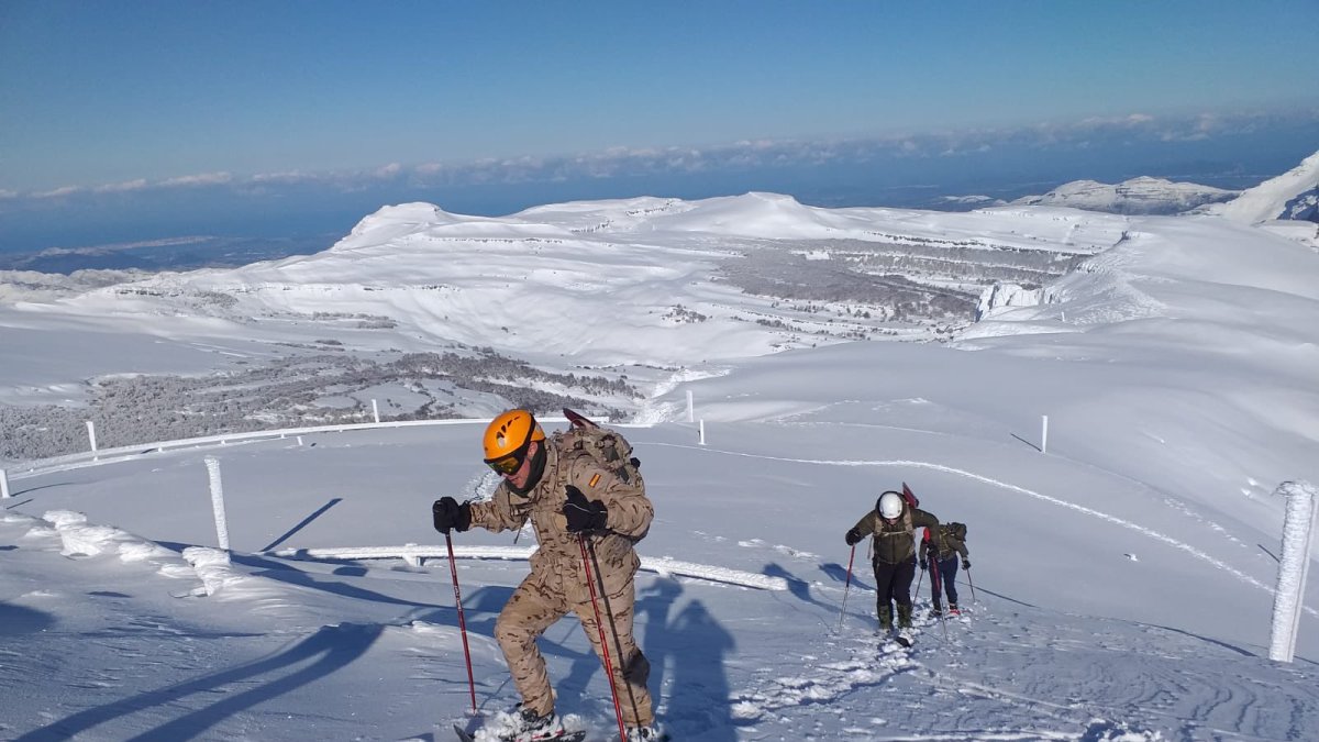 Militares subiendo a pie a la base del EVA-12, en el Picón del Fraile. Ministerio de Defensa