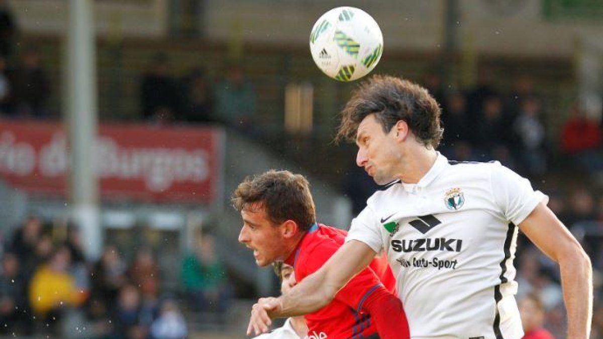 Cusi cabecea un balón la pasada campaña en el choque ante el Osasuna B.-SANTI OTERO